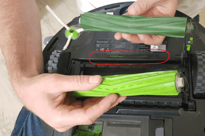 Die Aeroforce Technologie inkl. der zwei Gummiwalzen eines iRobot Roomba Saugroboters ist in der Nahaufnahme zu sehen